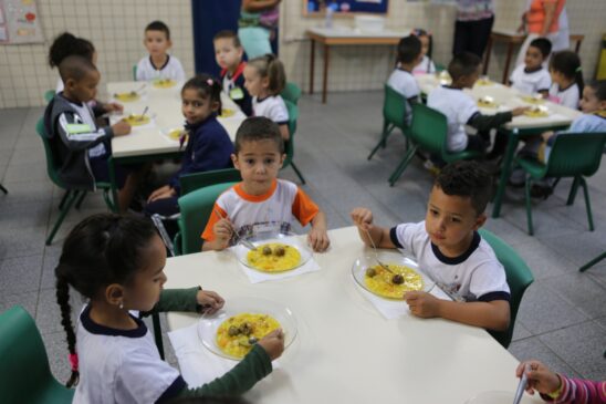 A sugestão é a de privilegiar pequenos agricultores; há 280 mil crianças em creches conveniadas