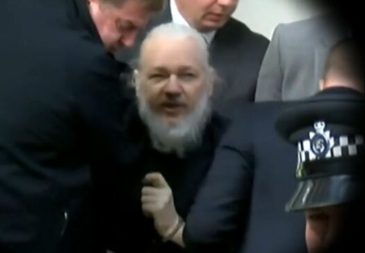 O fundador do WikiLeaks, Julian Assange, estava na Embaixada do Equador em Londres e foi preso nesta quinta-feira