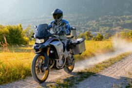 O sistema de escape é feito em aço inoxidável e tem catalisador controlado localizado à direita da motocicleta, equipada com discos de freios dianteiros duplos com diâmetro de 305 milímetros e dois pistões da pinça e um único disco com 265 milímetros na t