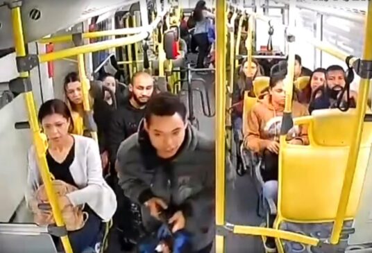 Vídeo mostra o momento em que um homem anuncia o assalto