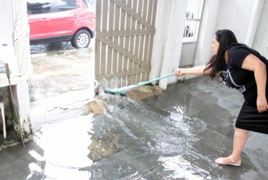 Moradora diz que mesmo tirando a água com o rodo, ela volta
