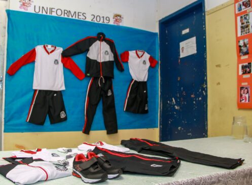 Kits são compostos por jaqueta,calça escolar, bermudas, meia, tênis, camisetas, entre outros itens