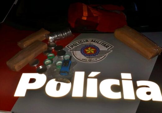 Policiais encontraram um rádio comunicador e dentro da mochila tinham três tijolos de maconha pesando cerca de 3,5 kg