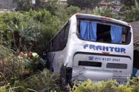 Acidente entre ônibus e caminhão deixou 20 feridos em São Lourenço da Serra; colisão aconteceu ontem na Régis Bittencourt
