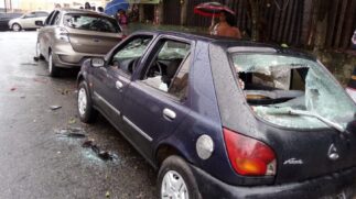 Veículos foram danificados durante briga entre torcedores na manhã de domingo, na cidade de Ferraz de Vasconcelos