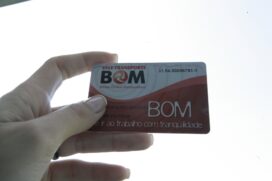 Para requisitar o cartão é necessário apresentar documento de identidade RG, CPF, e comprovante de endereço (no caso de 1ª via)