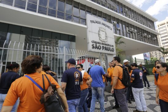 Funcionários do Samu protestaram em frente à Câmara Municipal