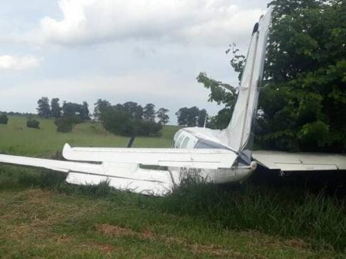 Avião de pequeno porte derrapou durante uma aterrissagem em Atibaia; cinco suspeitos foram presos