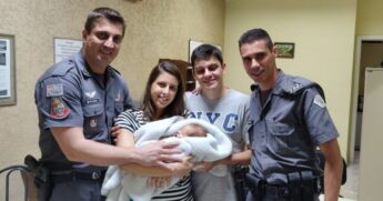 Policiais que salvaram bebê engasgado reencontram família