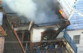 Casa na rua Rodovalho Júnior, na Penha, atingida por incêndio; ninguém ficou ferido e as causas do incêndio serão investigadas