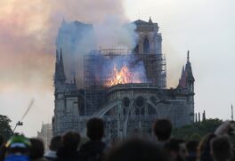 Inc&ecirc;ndio atingiu a Catedral de Notre Dame, no centro de Paris, na Fran&ccedil;a