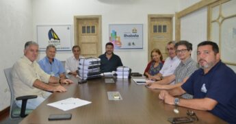 Prefeito de Ilhabela, Márcio Tenório (ao centro), em encontro com representantes da Sabesp na última terça-feira
