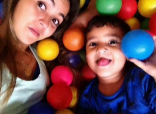 Leandro dos Santos ao lado da mãe Thayane dos Santos Silva, que está internada em estado grave