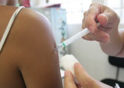 A inclusão dessas categorias ocorre por se tratar de um grupo exposto a atividades de risco em locais de aglomeração