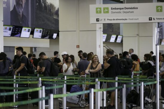 Movimento de passageiros no Aeroporto Internacional Juscelino Kubitschek.