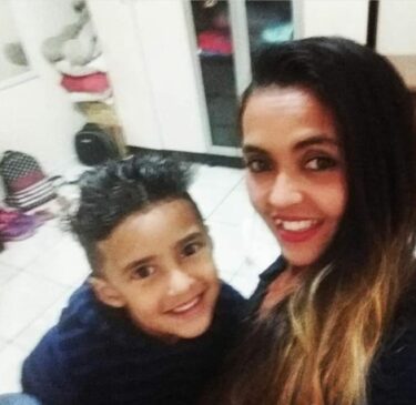 Garoto ao lado da mãe, que segue internada em estado grave no Hospital Santa Marcelina em SP