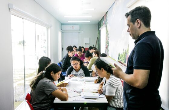 Atualmente, são atendidos 140 alunos que foram divididos em 7 turmas; cada turma conta com 20 alunos