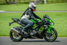 A moto também ganhou mais eletrônica, com quatro modos no controle de tração KTRC (Kawasaki TRaction Control)