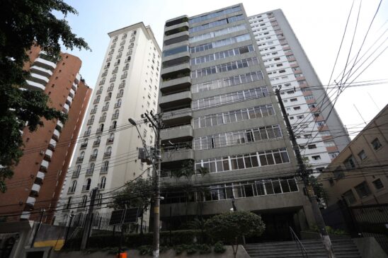 Os assaltantes renderam o porteiro e demais moradores e roubaram quatro apartamentos