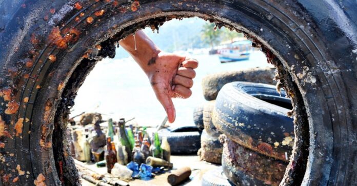 Mergulhadores encontraram pneus de carros e caminhão, garrafas de vidro e painel de fogão