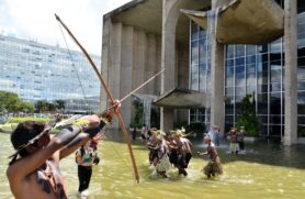 BRASILIA, DF, 26.04.2019 - Indignas Fazem Protesto, Esplanada Dos Minist&eacute;rios - Ind&iacute;genas que participam do Acampamento Terra Livre, fazem protesto na Esplanada dos Minist&eacute;rios em Brasilia, nesta sexta 26 - (Foto:)