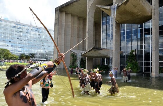 BRASILIA, DF, 26.04.2019 - Indignas Fazem Protesto, Esplanada Dos Ministérios - Indígenas que participam do Acampamento Terra Livre, fazem protesto na Esplanada dos Ministérios em Brasilia, nesta sexta 26 - (Foto:)