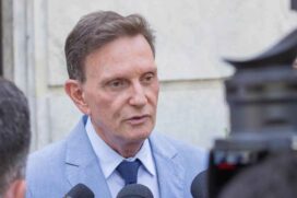 Prefeito do Rio Marcelo Crivella (PRB). é acusado de renovar de forma ilegal três contratos