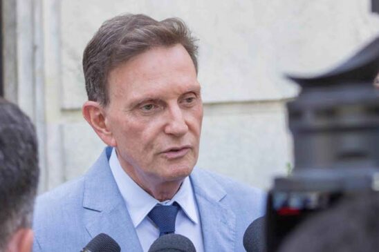 Prefeito do Rio Marcelo Crivella (PRB). é acusado de renovar de forma ilegal três contratos