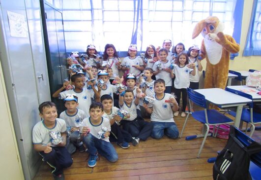 Escolas da Rede Municipal entregam Ovos de P&aacute;scoa para os alunos em Tiet&ecirc; cred