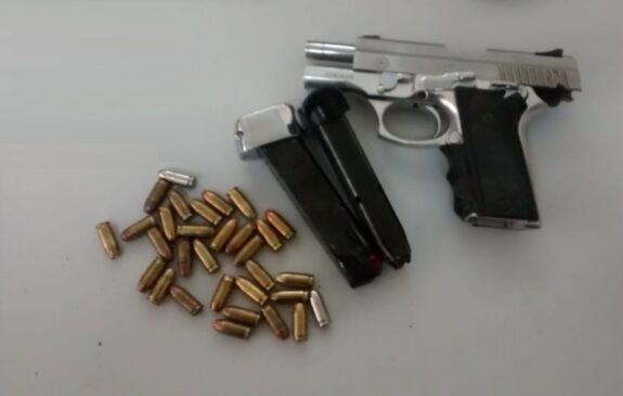 Pistola calibre 380 carregada e um carregador com 31 munições foram apreendidos pela Polícia Militar no bairro Canguera