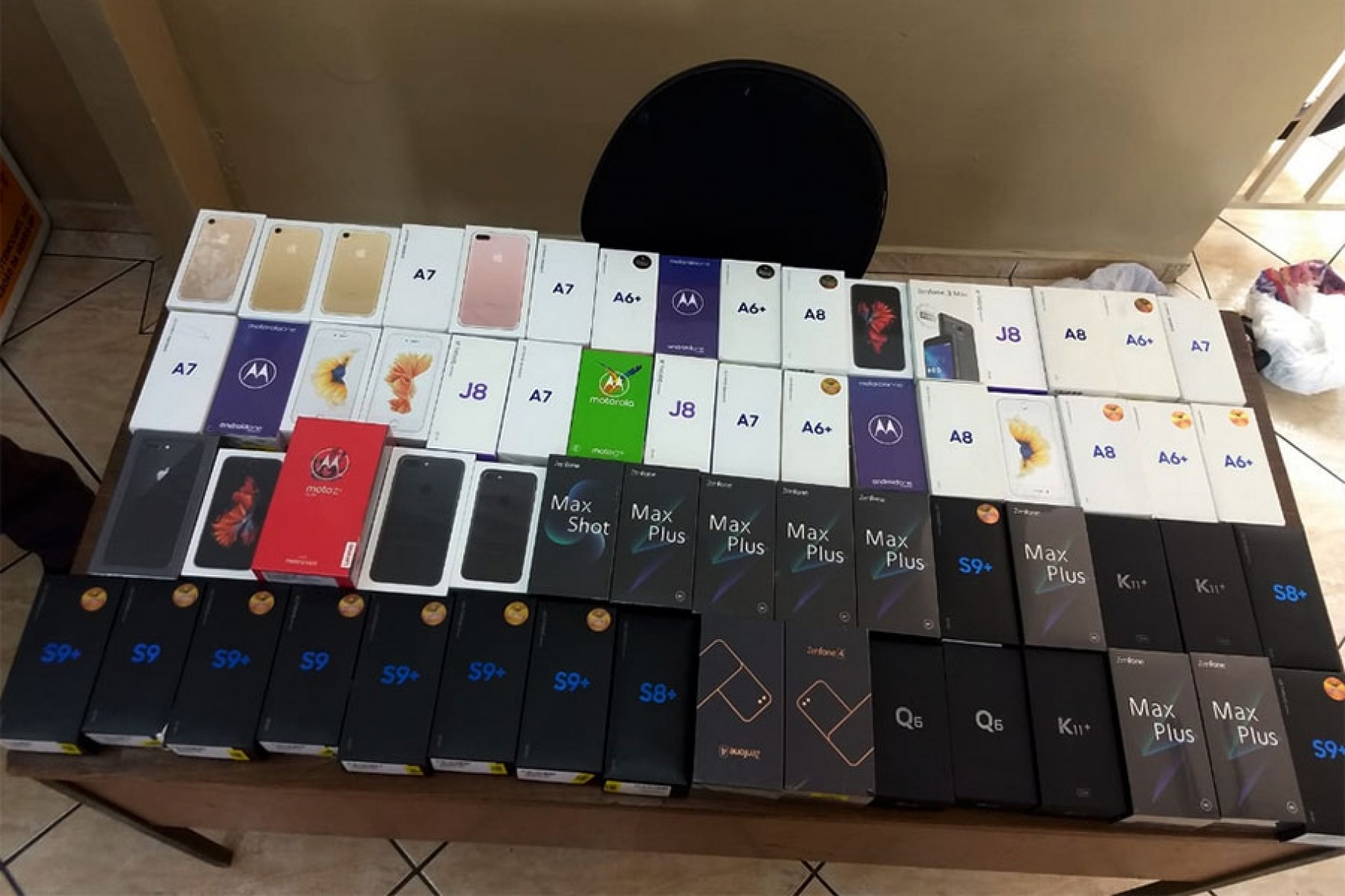 Os 63 celulares, avaliados em R$ 140 mil, foram recuperados pela PM