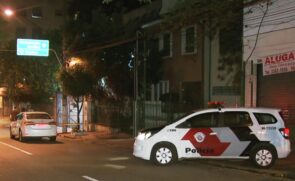 Viatura da PM em frente ao estacionamento em Santa Cecília
