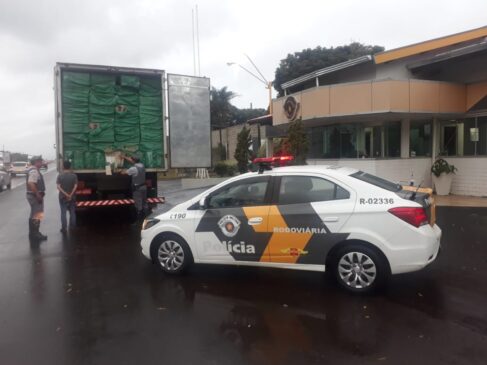 No domingo, a Polícia Rodoviária apreendeu em Bauru e Ourinhos, no interior paulista, 400 mil maços de cigarros contrabandeados
