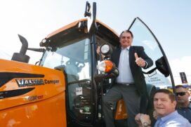 Presidente da República, Jair Bolsonaro durante visita a estande da Agrishow 2019, nesta segunda