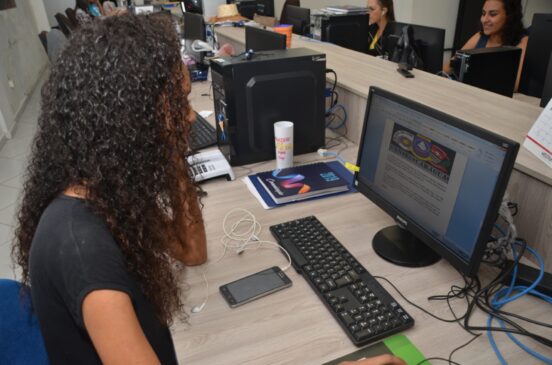 O estudante deve ser maior de 16 anos e morador de Caraguá; carga horária é de 30 horas semanais