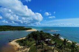 Praia Caraíva Esta praia oferece boa infraestrutura de comidas e bebidas. Ela é a mais próxima da aldeia de Barra Velha, dos índios Pataxó, o que permite conhecer e comprar o artesanato materiais comercializados pelos índios