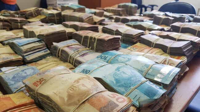 A droga foi levada para o DP da zona norte, e os R$ 870 mil apreendidos foram levados ao Banco do Brasil