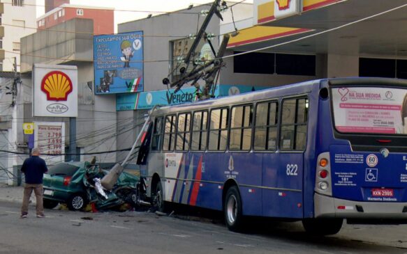 O grave acidente envolveu um ônibus e um carro na rua General Glicério, no centro de Santo André, na região do ABC paulista