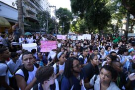 Estudantes gritaram palavras de ordem, como 'não vai ter corte' e educação 'não é esmola'