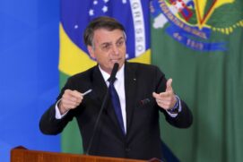 Jair Bolsonaro durante assinatura de decreto que flexibiliza liberação de armas no País