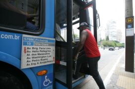 Passageiros reclamam que geralmente esperam mais de meia hora para pegar o ônibus