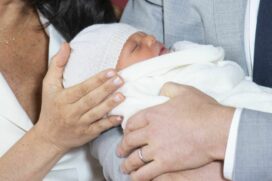 A duquesa de Sussex e o príncipe Harry mostraram o bebê, que nasceu na madrugada de segunda-feira, às câmeras de televisão