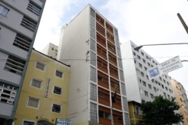 O estado de saúde da mulher é considerado grave; ela foi levada pelos bombeiros ao Hospital das Clínicas