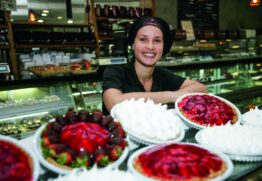 As tortas de morango da padaria Pérola, no Brooklin, enchem os olhos de mães e filhos