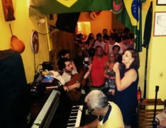 Em primeiro plano, seu Cláudio e dona Nilce, os donos do bar, em mais uma noite musical
