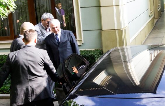 Temer partiu em um carro, no Alto de Pinheiros, e seguiu rumo à sede da PF, no bairro da Lapa