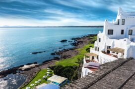 Casapueblo O lugar é uma construção branca do pintor e escultor uruguaio Carlos Paez Vilaró, que reúne museu, galeria de arte, hotel e restaurante. É muito visitada não só por causa das obras de arte, mas também devido ao visual panorâmico.