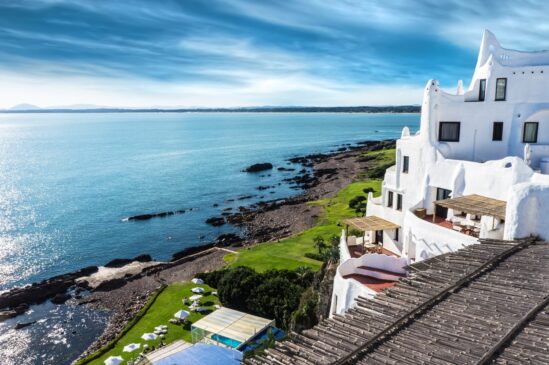 Casapueblo O lugar é uma construção branca do pintor e escultor uruguaio Carlos Paez Vilaró, que reúne museu, galeria de arte, hotel e restaurante. É muito visitada não só por causa das obras de arte, mas também devido ao visual panorâmico.