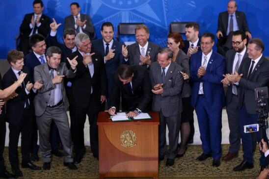 BRASILIA, DF, 07.05.2019: O presidente Jair Bolsonaro, acompanhado de deputados favor&aacute;veis &agrave; projetos de flexibiliza&ccedil;&atilde;o do controle de armas, durante assinatura de decreto presidencial que flexibiliza regras para atiradores es