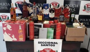 Foram encontradas garrafas de uísque de marcas famosas, além de vasilhames de vodca